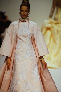 1511447676_JeanLouisScherrerCoutureSpring1994(9).thumb.jpg.dd45dad1834cf1d3871ac32e9cfe976f.jpg