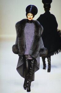 1518666070_JeanLouisScherrerCoutureFall1994(4).thumb.jpg.74449be8465ba026deb197df14f175f5.jpg