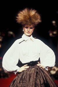 1544774678_ChristianDior1994HauteCouture150.thumb.jpg.07e604e26c2f9d8ab08e45c6c28f8f07.jpg