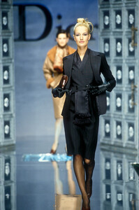 1552220138_ChristianDior1996HauteCouture103.thumb.jpg.12cae9c4ae06c8d910d97aa12a97b31f.jpg