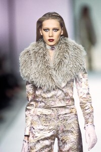 1576862337_Valentino2000WomenRTW204.thumb.jpg.23058898a1225b14d4ffb96ebb72df10.jpg