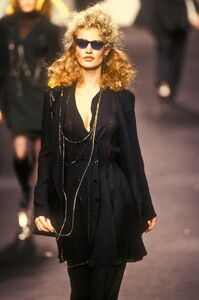 158195290_KarlLagerfeld1994WomenRTW52.thumb.jpg.db16057c453608e5607f0ea41161bcf2.jpg