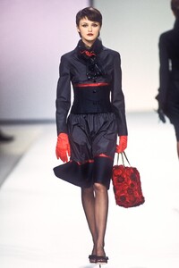 1622416705_Valentino2000WomenRTW120.thumb.jpg.102c6f62477f8bb468a40b5c0cc0c5b4.jpg