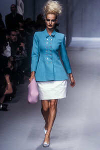 1624007919_KarlLagerfeld1996WomenRTW13.thumb.jpg.545e9aebb7962b42abd1d9808de03c3c.jpg