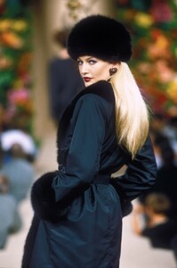 1628283759_YvesSaintLaurent1996HauteCouture67.thumb.jpg.aab139e30ace6591e2a02c39c460f082.jpg