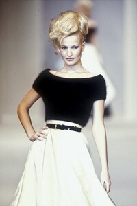 1634346922_HerveLeger1994WomenRTW58.thumb.jpg.36782c38914b968d3e40a00d582095d7.jpg