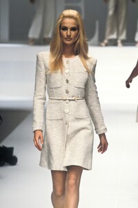 1653337914_Valentino1996WomenRTW65.thumb.jpg.15d0da5278ab948f91a8eb5af795c345.jpg