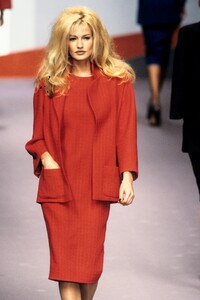 1671889696_KarlLagerfeld1995WomenRTW59.thumb.jpg.969b1f6a982978d63d340fcc05866cf2.jpg