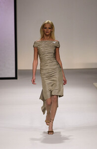 1674031678_Valentino2000WomenRTW49.thumb.jpg.c27291a3fec4d195b7320dbd704cbe8f.jpg