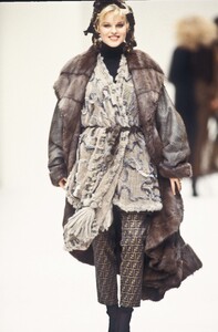 170368009_Fendi1993WomenRTW93.thumb.jpg.844f0d259fbb71a9515546a31f0c374c.jpg