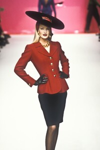 171751570_YvesSaintLaurent1995WomenRTW7.thumb.jpg.956a97b90f1abd59086ff306eb3a57d7.jpg