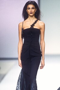 1724085926_Valentino2000WomenRTW163.thumb.jpg.4e8d1b2cc719a71b189519f1eabe68e1.jpg