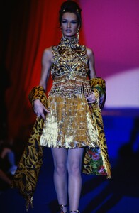 17362536_versace-hc-ss-1992(2).thumb.jpg.db12f87f910ace69a6a2800098777ce0.jpg