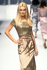 1750812657_Valentino1996WomenRTW182.thumb.jpg.2d999826ed53df6d2adaa6d96e8c3657.jpg