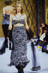 1755390355_ChanelCoutureFall1993(8).thumb.jpg.c9674158b7b04b549e3feb0d335522c4.jpg