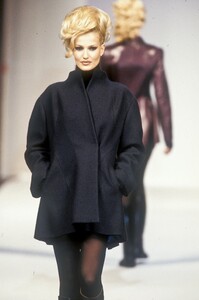 1770012794_HerveLeger1994WomenRTW44.thumb.jpg.da68753ce21302bfc5904f164a9e5bdb.jpg