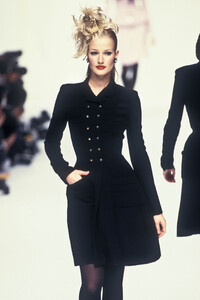 1772469406_Chanel1994HauteCouture72.thumb.jpg.f7cc1cdf6bf09a828b034cbcf9fe8d30.jpg