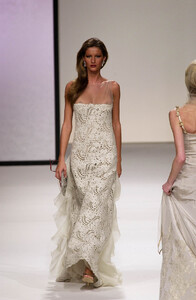 1773018372_Valentino2000WomenRTW66.thumb.jpg.021c8819e723564b96a4cb4f3de64c0d.jpg