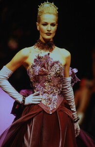 1784235660_ChristianLacroixCoutureFall1995(25).thumb.jpg.d80d70a3736782ef6d7420132c044563.jpg