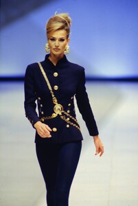 1784649038_versace-ss-1992(4).thumb.jpg.8717c17e47bd2c2b405526df95ae847a.jpg