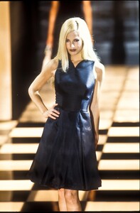 1788921569_Versace1996WomenRTW36.thumb.jpg.21e798f468dcdaf0b6c0e88e226e9873.jpg