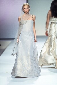 1799870545_Valentino2000WomenRTW254.thumb.jpg.ab8fbca6a641571dae64f14150477f7e.jpg