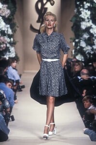 1799948154_YvesSaintLaurent1996HauteCouture45.thumb.jpg.2b81bee3876d44d13e9be9dd40717174.jpg