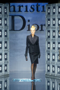 1801866461_ChristianDior1996HauteCouture102.thumb.jpg.aa421b1c7b3b4a0808c126e655c39f50.jpg