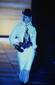 1825761536_versace-fw-1992(11).thumb.jpg.c239b08a03844d6624a24d24355663e2.jpg