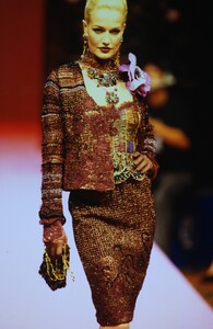 1827975102_ChristianLacroixCoutureFall1995(14).thumb.jpg.d405736d1e70874dc1f0a50b73fbc636.jpg