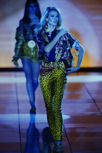 183336241_versace-ss-1992(6).thumb.jpg.2b9d0b7afbcc2d2e8464ad24f212b9a9.jpg