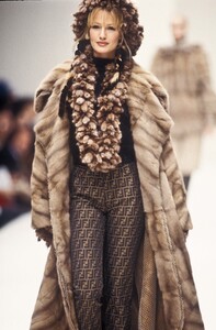 1849665913_Fendi1993WomenRTW32.thumb.jpg.c7926bd8f8e08dba60752bf29f00cdd3.jpg