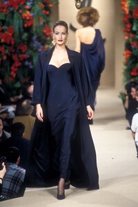 1851274341_YvesSaintLaurent1997HauteCouture108.thumb.jpg.1a37dd29987671fee050fe6523a9b386.jpg