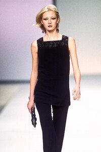 1872503437_Valentino2000WomenRTW123.thumb.jpg.e8c7b8be9902742b3c3cf24adfd74e1d.jpg