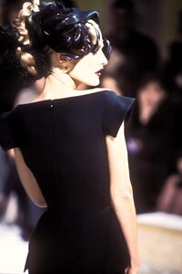 1880753724_JohnGalliano1995WomenRTW21.thumb.jpg.f56975a258704211d27628b165fab589.jpg