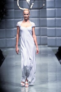 1891825601_Valentino1996HauteCouture70.thumb.jpg.da82f103c12e4f75271a353cb3238dfc.jpg