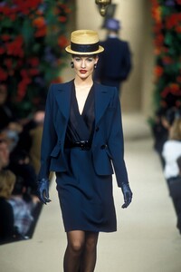 1904634151_YvesSaintLaurent1997HauteCouture21.thumb.jpg.b8775098c343fc7936245636ceaf7618.jpg