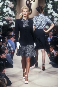 1926993858_YvesSaintLaurent1996HauteCouture42.thumb.jpg.e82af027c639bc8d33c1ec231e6f2d06.jpg