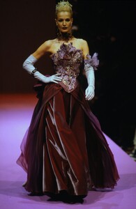 1927428259_ChristianLacroixCoutureFall1995(32).thumb.jpg.5c6d6e966cee99774a9a3e7bad8096b3.jpg