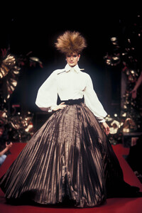 1937860479_ChristianDior1994HauteCouture149.thumb.jpg.c7dda9ae1fb95628f46b576b7c0abfc5.jpg