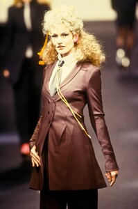 1959881321_KarlLagerfeld1994WomenRTW74.thumb.jpg.346d1b740879ec8c6877f2fbfa467ce3.jpg