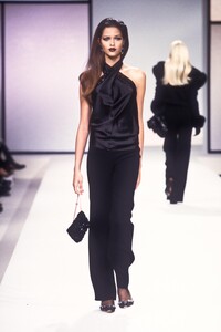 1986702081_Valentino2000WomenRTW228.thumb.jpg.c21565cc6600b300c017c5f78ce20ffb.jpg