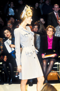 198735191_Givenchy1996HauteCouture16.thumb.jpg.eb085ab5d2a8992d4210b562c2a7b4c7.jpg