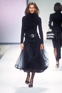 1988952337_Valentino2000WomenRTW185.thumb.jpg.c18d968a978a8516bf126b38a8204a55.jpg