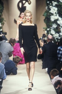 2015851741_YvesSaintLaurent1996HauteCouture141.thumb.jpg.ae5fde09aae2c741f143b1edef927539.jpg