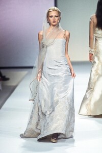 2021078306_Valentino2000WomenRTW253.thumb.jpg.2252737b7effc55a108ff607a3dcba6e.jpg