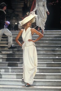 2026265385_ChristianDior1998HauteCouture53.thumb.jpg.742ecccce767a4f8836e245352e090aa.jpg