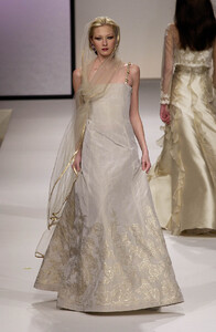 2033089992_Valentino2000WomenRTW65.thumb.jpg.ab825a44a5e3cd13e285a85f53bece7a.jpg