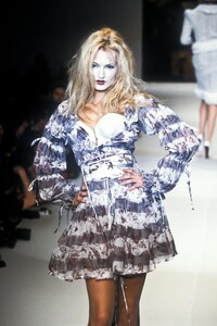 2038382331_VivienneWestwood1995WomenRTW74.thumb.jpg.6115246d3841ca6558b79c48963f1856.jpg