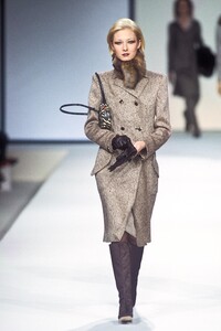 2068857603_Valentino2000WomenRTW138.thumb.jpg.07edf1774ec715101b7c17bd3c97995d.jpg